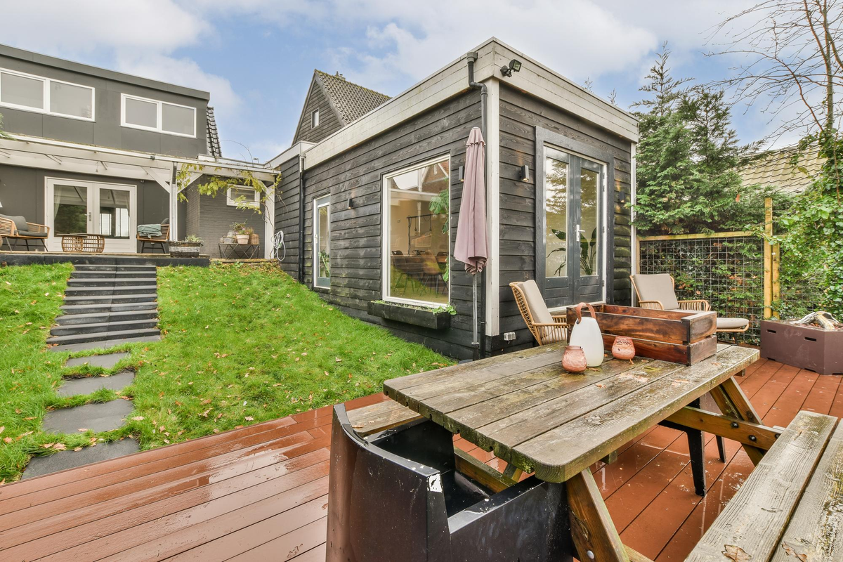 Modern backyard ADU with outdoor deck – Mister ADU